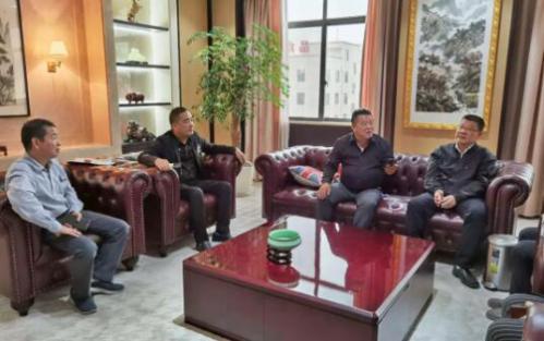 溫州市政協(xié)副主席鮑小甌率隊(duì)走訪良工閥門(mén)慰問(wèn)民營(yíng)企業(yè)家