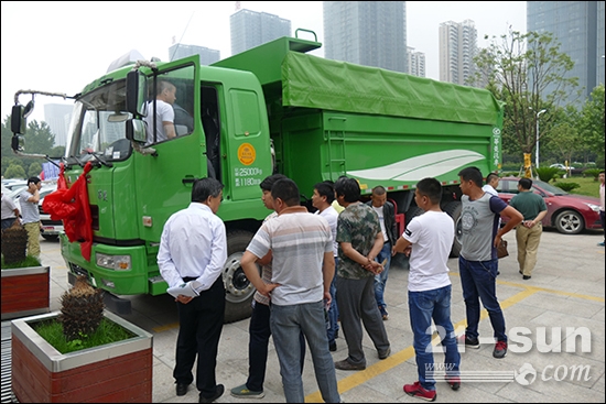 華菱新型渣土車推向市場(chǎng)以來(lái)，深受用戶好評(píng)